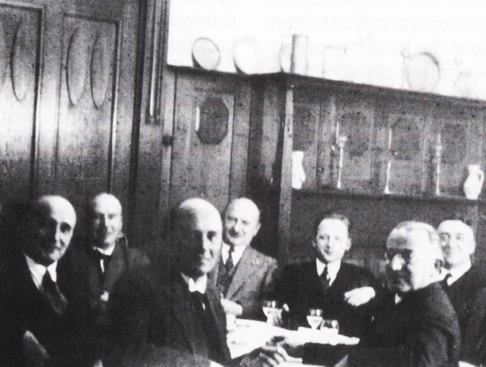 Treffen des antinazistischen Freundeskreises um Roos (4. von r.) in Bodenheim am 9. November 1934.